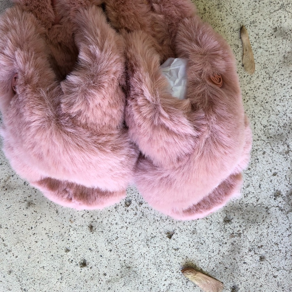 Beautiful Michael Kors slippers with faux fur